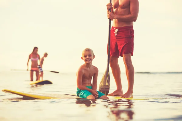 Familie Stand Up Paddling — Stockfoto