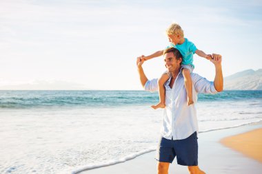 Baba ve oğlu oynayan Beach