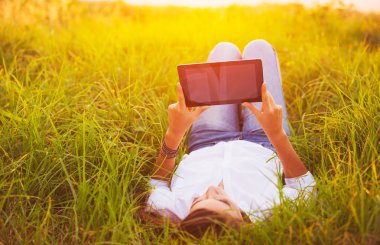 mutlu genç kadın tablet kullanma