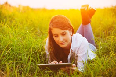 mutlu genç kadın tablet kullanma