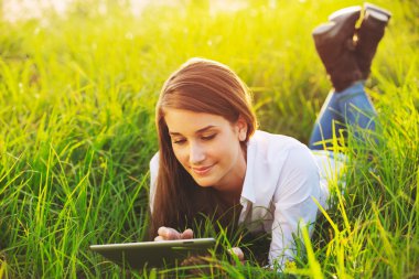 mutlu genç kadın tablet kullanma