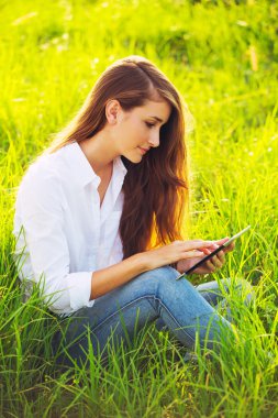 mutlu genç kadın tablet kullanma