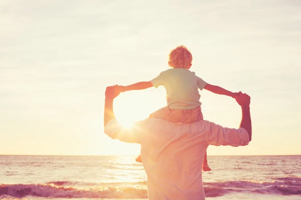 Père et fils jouant au coucher du soleil — Photo