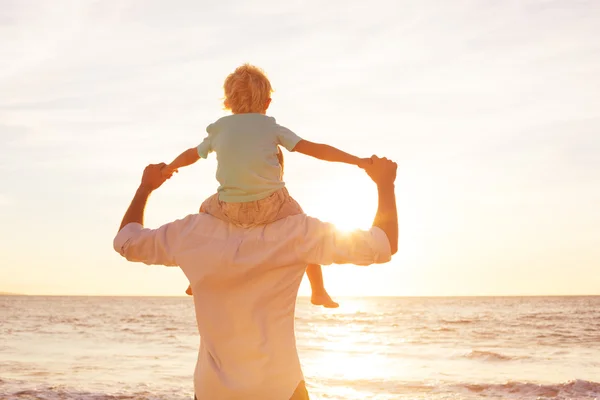 Vater und Sohn spielen bei Sonnenuntergang — Stockfoto