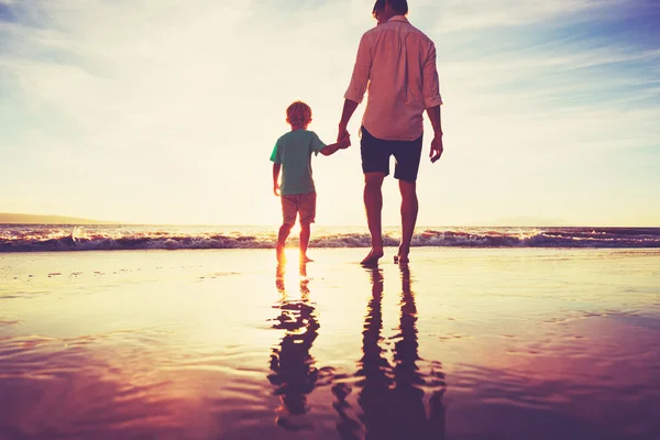 Pai e filho brincando na praia — Fotografia de Stock