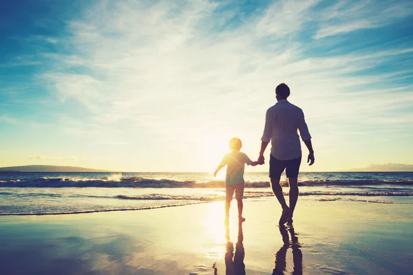 Vater und Sohn spielen am Strand — Stockfoto