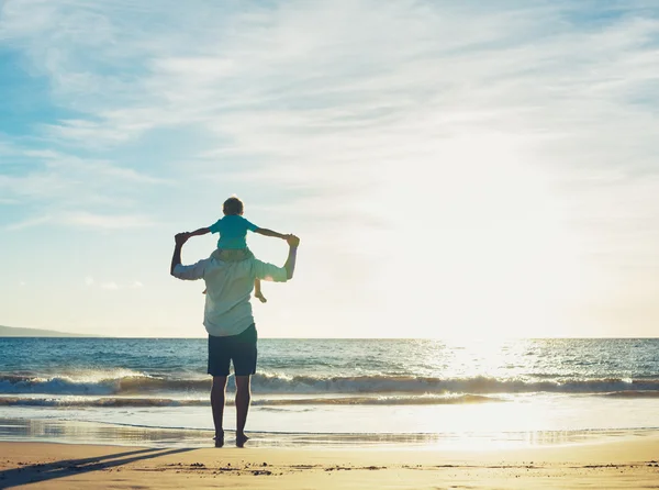 Padre e hijo jugando en la playa — Foto de Stock