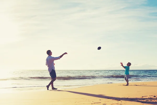 Pai e filho jogar pegar jogando futebol — Fotografia de Stock