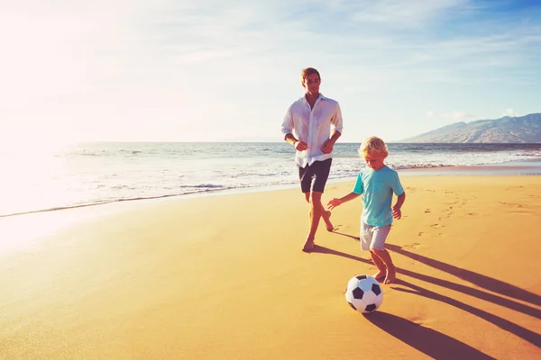 Батько і син грають у футбол — стокове фото