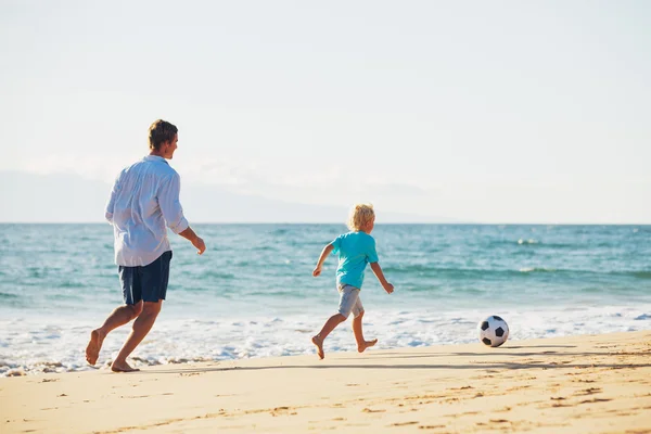 Père et fils jouant au football — Photo