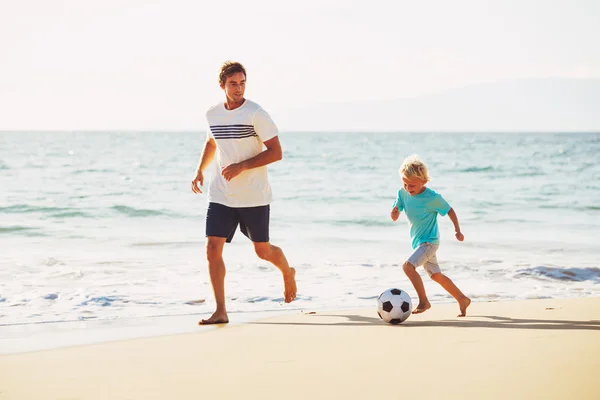 Père et fils jouant au football — Photo