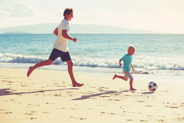 Père et fils jouant au football — Photo