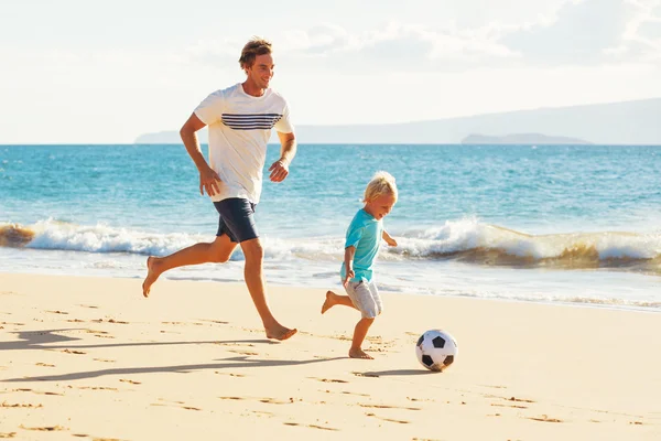 아버지와아 들 이 축구를 하는 모습 — 스톡 사진