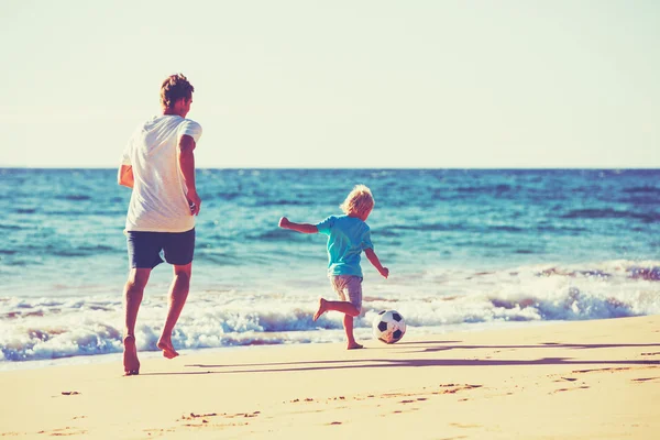 Père et fils jouant au football — Photo