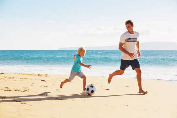 Pai e filho jogando futebol — Fotografia de Stock