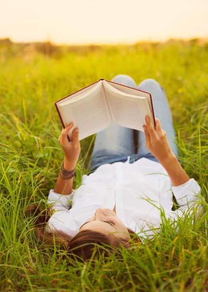 Genç kadının kitap okuma, açık havada — Stok fotoğraf