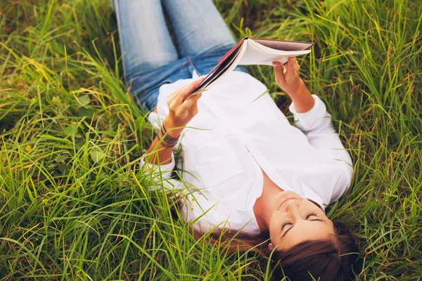 Молодая женщина наслаждается чтением книги на открытом воздухе — стоковое фото