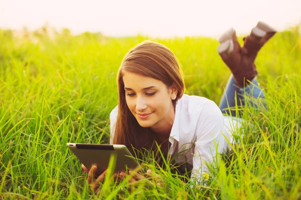 Mutlu genç kadın tablet kullanma — Stok fotoğraf