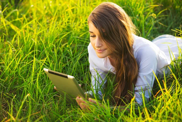 Щаслива молода жінка використовує планшет — стокове фото