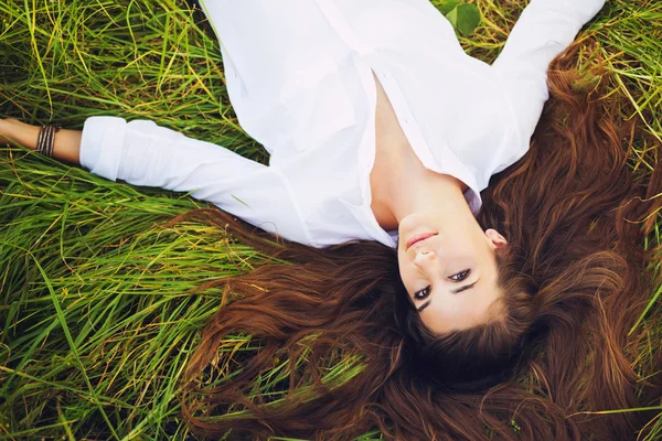 Mulher relaxante ao ar livre — Fotografia de Stock