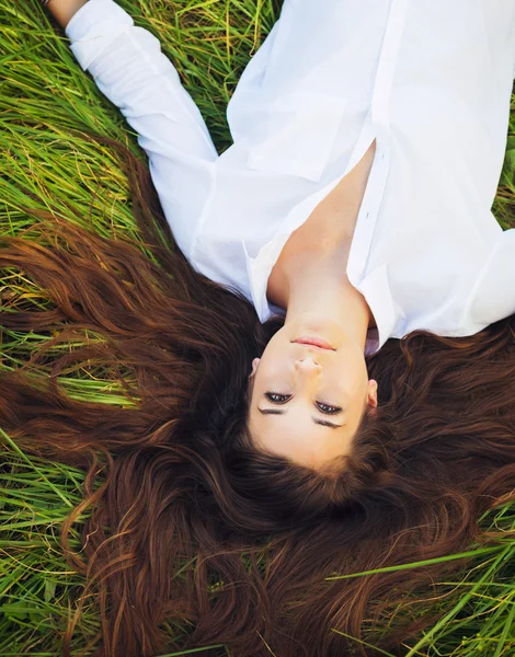 Mulher relaxante ao ar livre — Fotografia de Stock