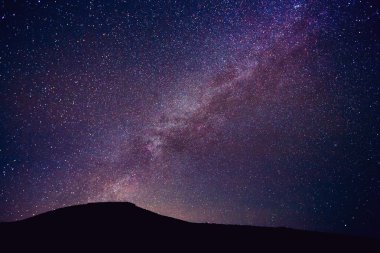 Yıldızlarla ve galaksilerle gece gökyüzü