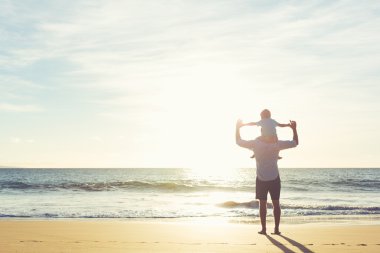Baba oğul birlikte oynuyorlar.