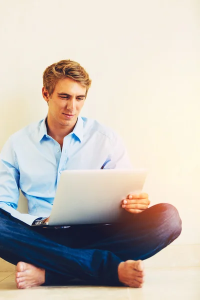 Hombre usando el ordenador portátil de trabajo desde casa — Foto de Stock