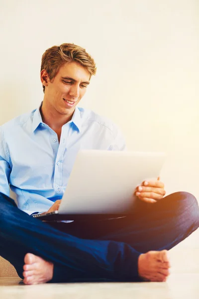 Hombre usando el ordenador portátil de trabajo desde casa — Foto de Stock