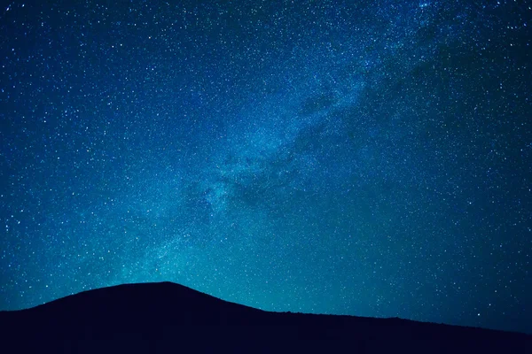 Céu noturno com estrelas e galáxia — Fotografia de Stock