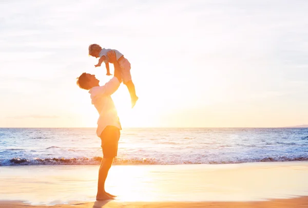 Père et fils jouant ensemble — Photo