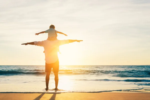 Padre e figlio giocare insieme — Foto Stock