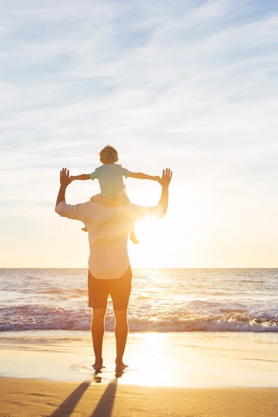 Pai e filho brincando juntos — Fotografia de Stock