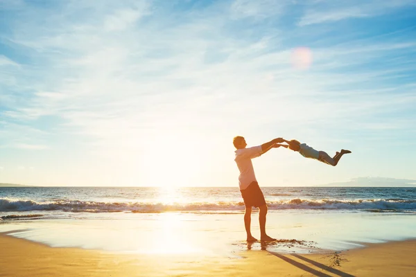 Padre e hijo jugando juntos — Foto de Stock