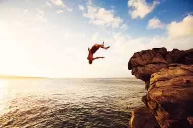 Günbatımı uçta Cliff Jumping