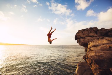 Günbatımı uçta Cliff Jumping