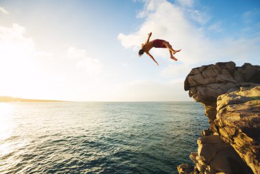 Günbatımı uçta Cliff Jumping