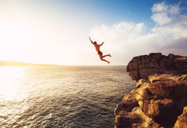 Günbatımı uçta Cliff Jumping