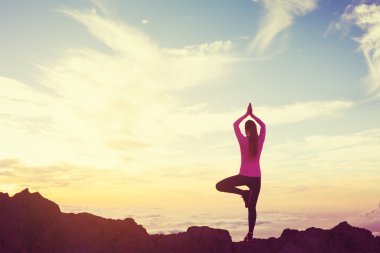 Pratik Yoga dağlarda günbatımı kadın