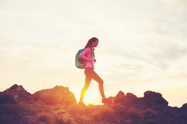 Dağlarda günbatımı Hiking kadın