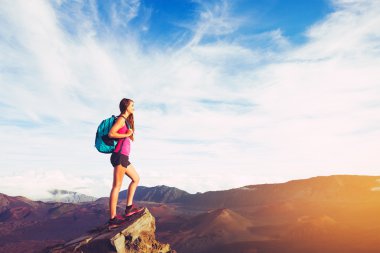 Dağlarda günbatımı Hiking kadın