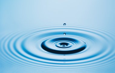 Mavi su damla parlak güneşin altında