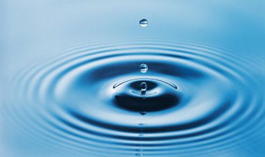 Mavi su damla parlak güneşin altında