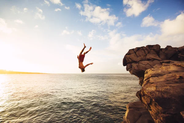 Cliff Jumping extreme vid solnedgången — Stockfoto