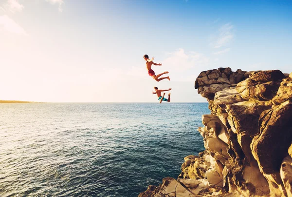 De pret van de zomer, Cliff springen — Stockfoto