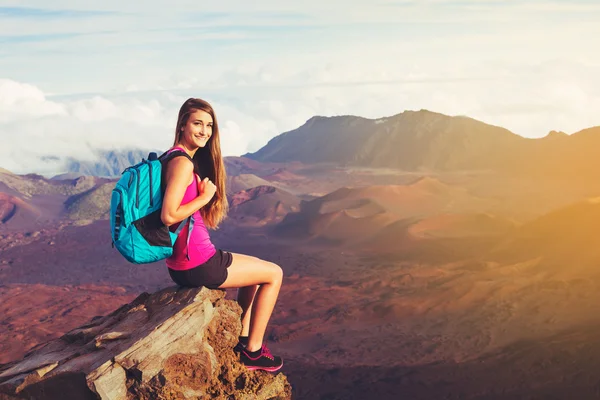 Femme randonneuse dans les montagnes profitant du plein air — Photo