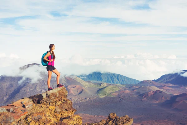 Mujer excursionista en las montañas disfrutando del aire libre —  Fotos de Stock