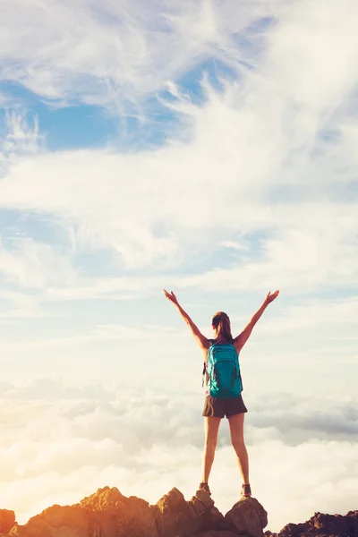 幸福的女人张开双臂在日落山山顶的徒步旅行者 — 图库照片