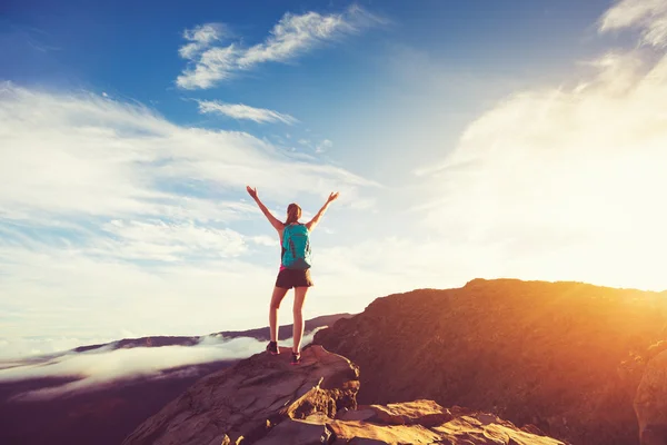 Caminhante feliz mulher com braços abertos ao pôr do sol no pico da montanha — Fotografia de Stock