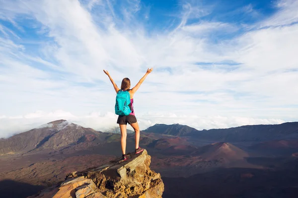 Mujer joven con mochila en el pico de montaña con los brazos abiertos —  Fotos de Stock